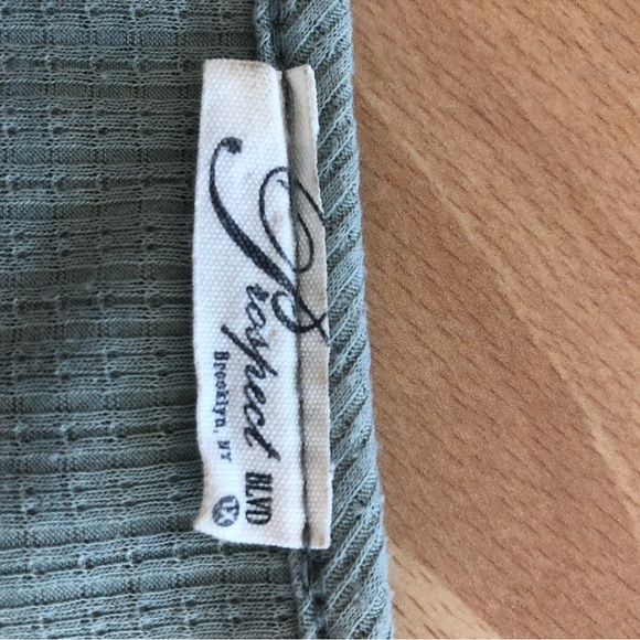 Gray Ribbed Short Sleeve Blouse - Picture 5 of 6